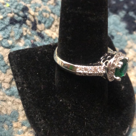 Round Green & White Topaz Ring - Picture 4 of 5